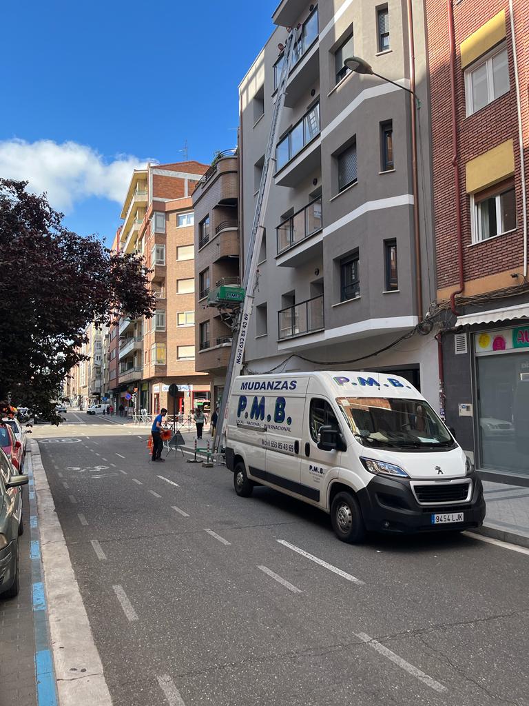 Mudanzas PMB realizando su servicio de mudanzas en Valladolid